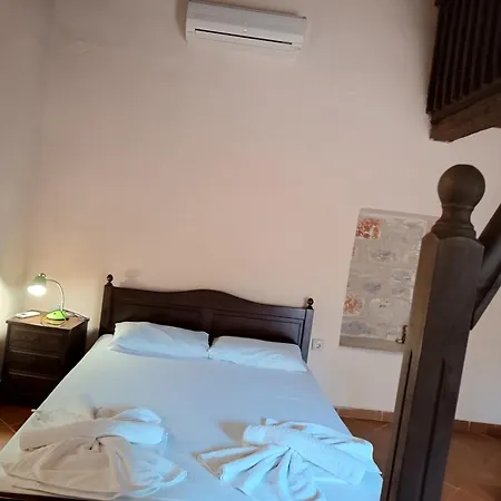 Pirgoiedem Hotel Charouda